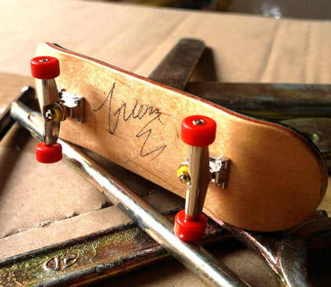 5 different color professional fingerboard, wooden fingerboards finger skateboard alloy Stent Bearing Wheel novelty fingerboard