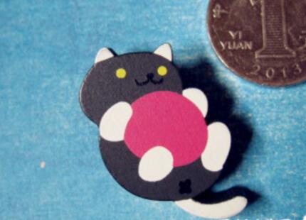 Timlee X135 Cartoon Cute Fortune Cat Kitty Wood Brooch Pins Safety Pins Jeans Bag Decoration Brooches Gift Wholesale