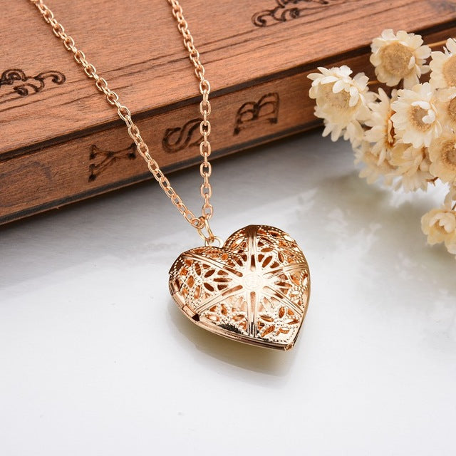 Terreau Kathy Real Shooting Plated Gold Hollow Heart-Shaped Pendant Necklace Women Jewelry Accessories Cute Photo Box