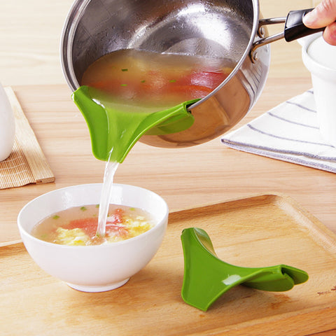 Anti-spill Kitchen Funnel Gadget Silicone Slip On Pour Spout On Single Free for Pots Pans and Bowls and Jars Kitchen Tool